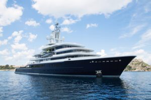 Luxus: Megagro&szlig;e Yacht am Meer Konzept Reichtum