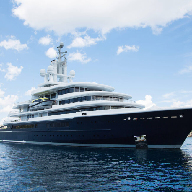 Luxus: Megagroße Yacht am Meer Konzept Reichtum