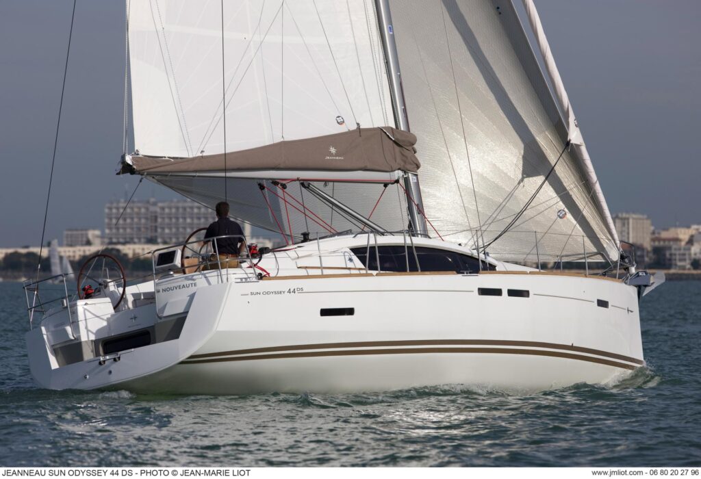 jeanneau 44 ds near a large city