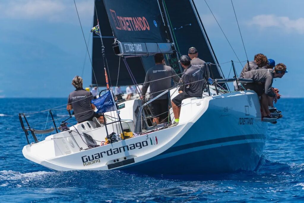Italia Yachts 11.98 Fuoriserie "Guardamago Racing"