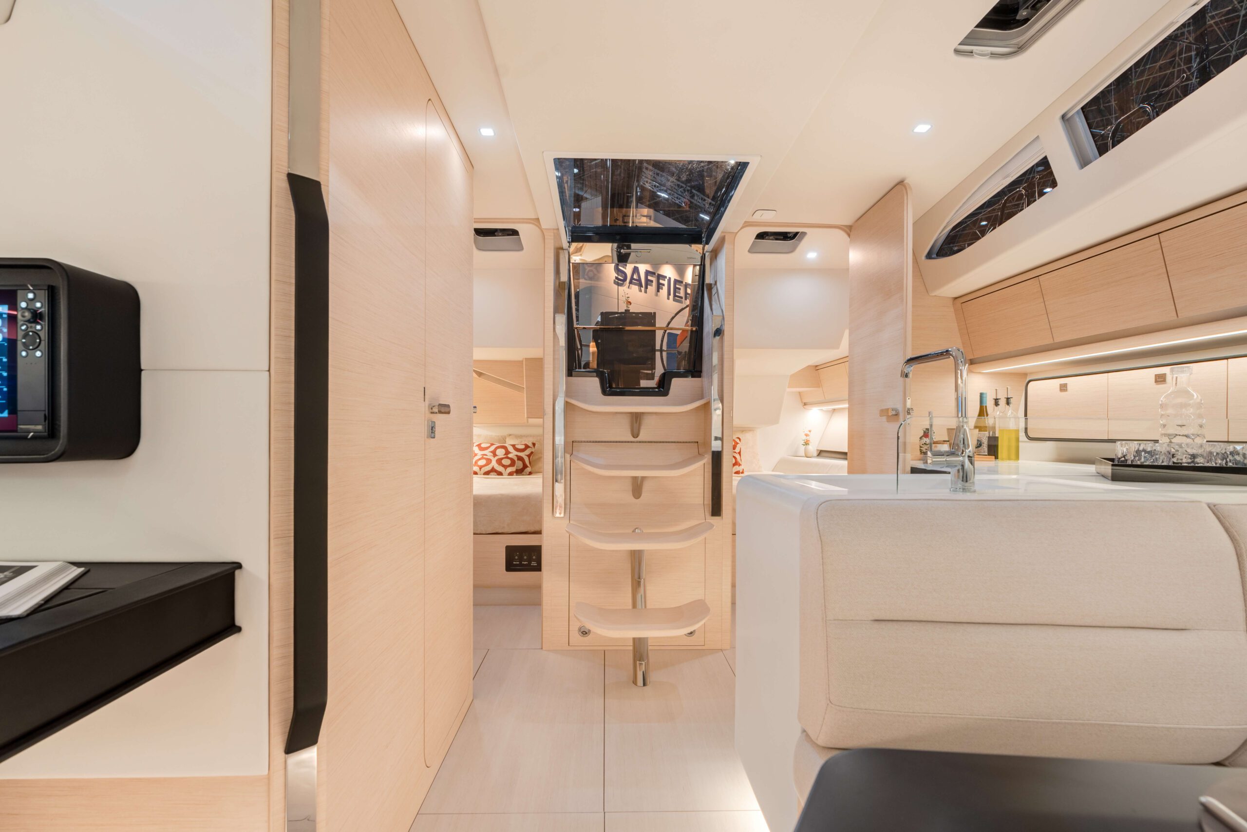 Saffier SL 46 MED Interior stairs to outside