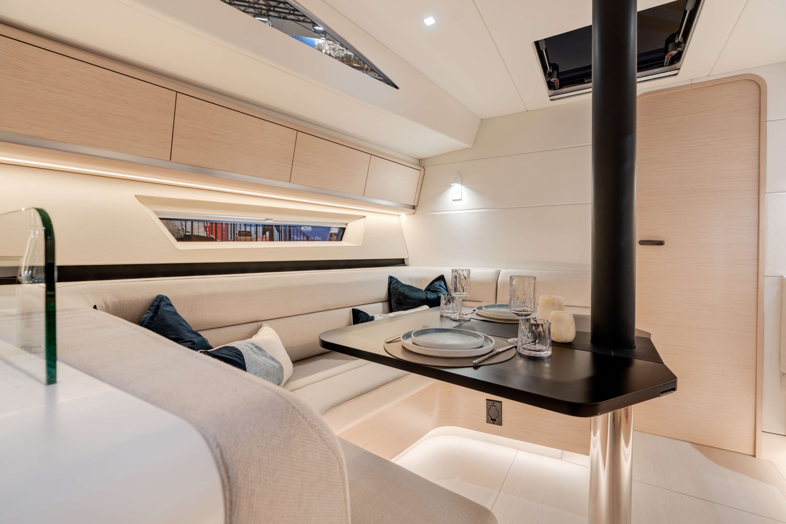 Saffier SL 46 MED Interior Kitchen and seating and dining table